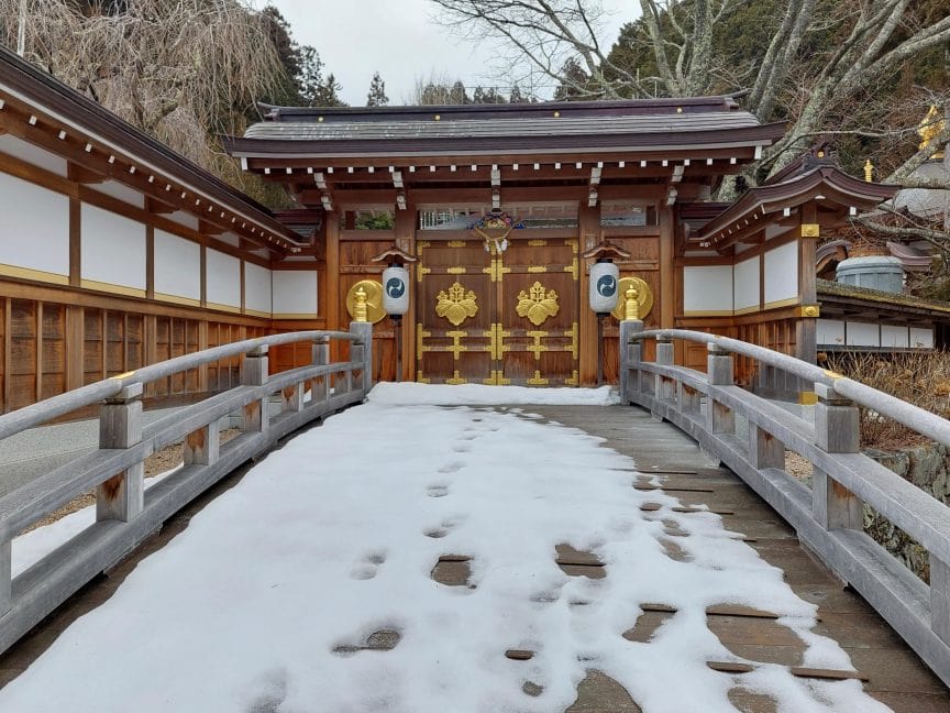 koyasan-temple-visit-mount-koya-japan-entrance-gate