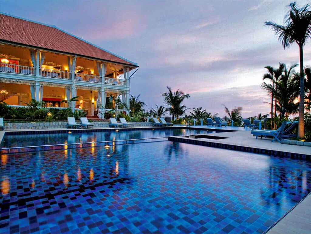 La-Verandah-Resort-Phu-Quoc-main-pool-and-building