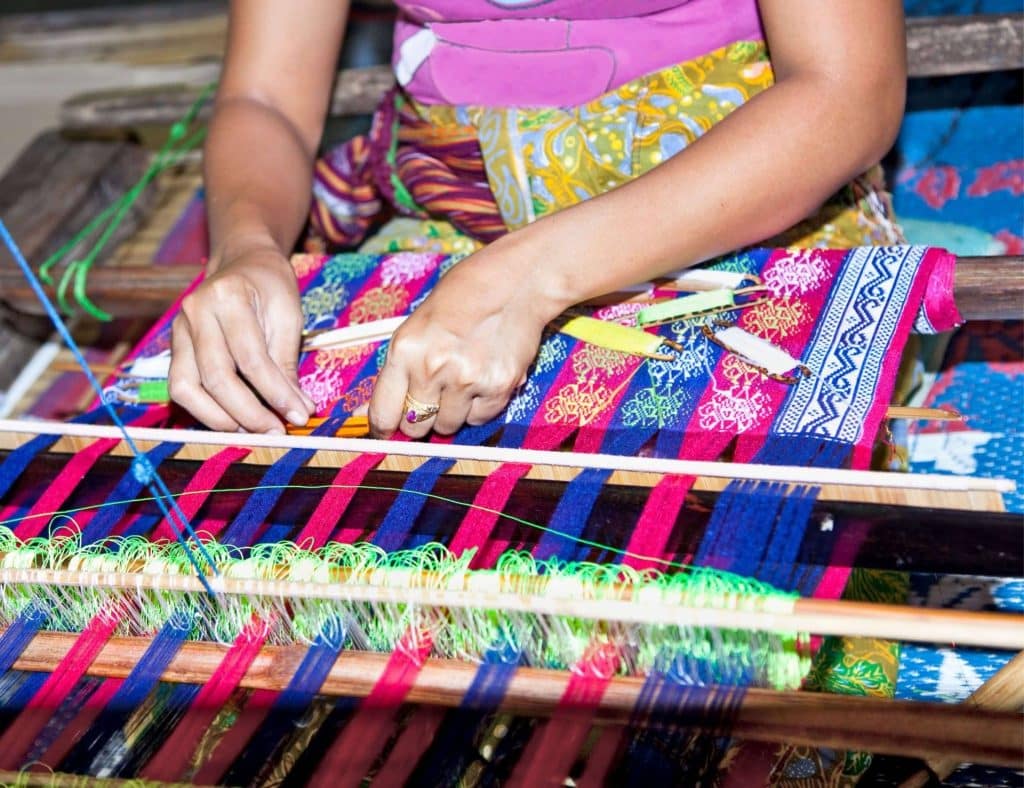 Sasak-Lady-Weaving-Lombok