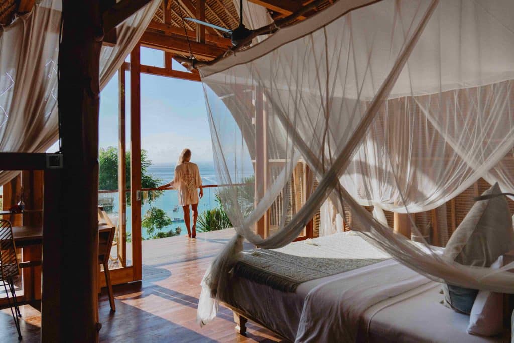 Morin Resort - Nusa Lembongan, Bali - bedroom bed with views of the beach