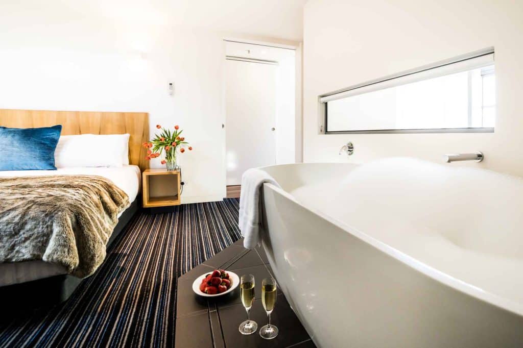 Salamanca Wharf Hotel - Castray Esplanade - Hobart - Australia - loft penthouse interior - bathtub